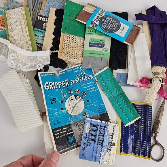 VTG lot sewing ric rac lace bias tape piping elastic hooks eyes etc - Picture 5 of 5